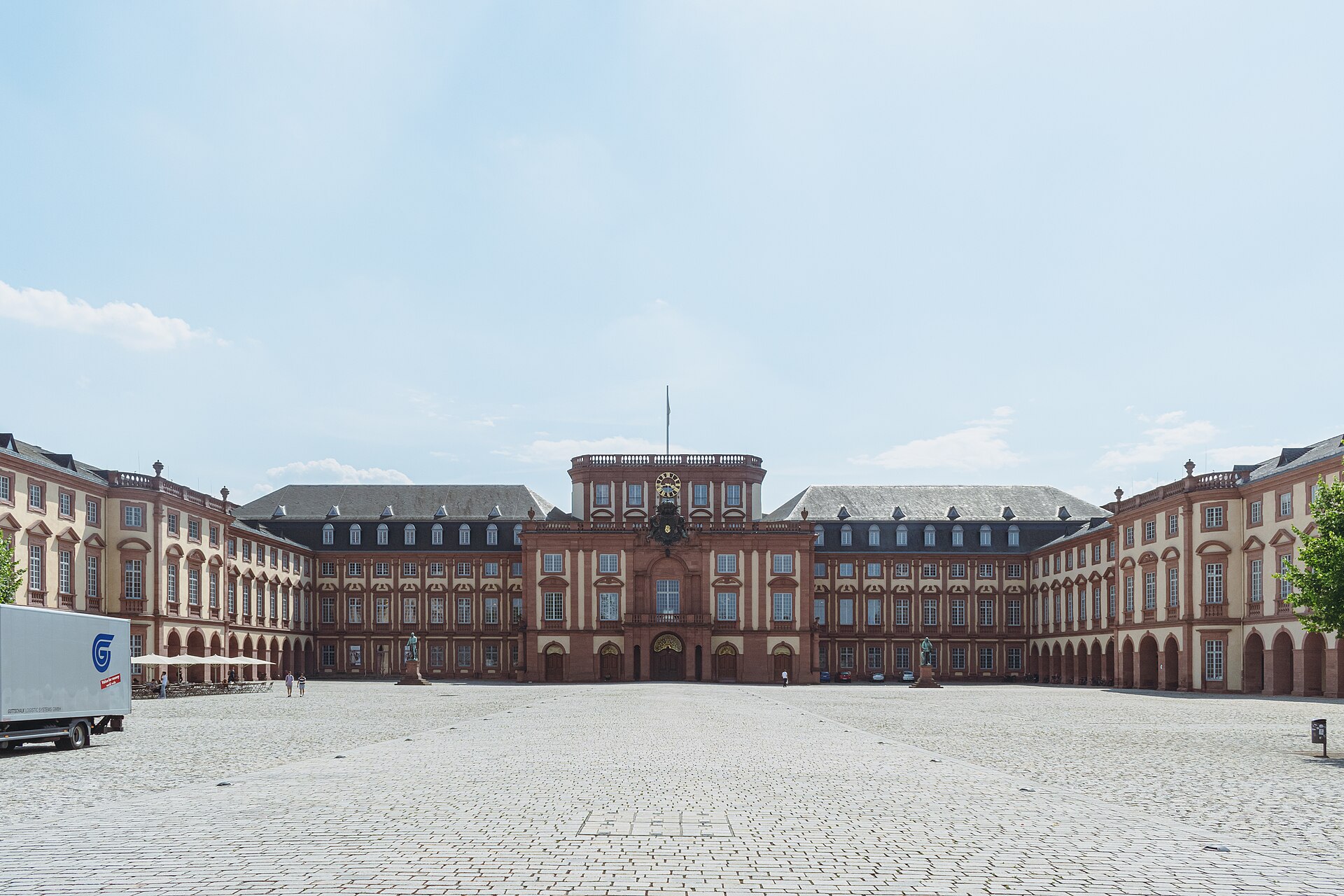 Der Bau des Mannheimer Schlosses: Geschichte und architektonische Bedeutung