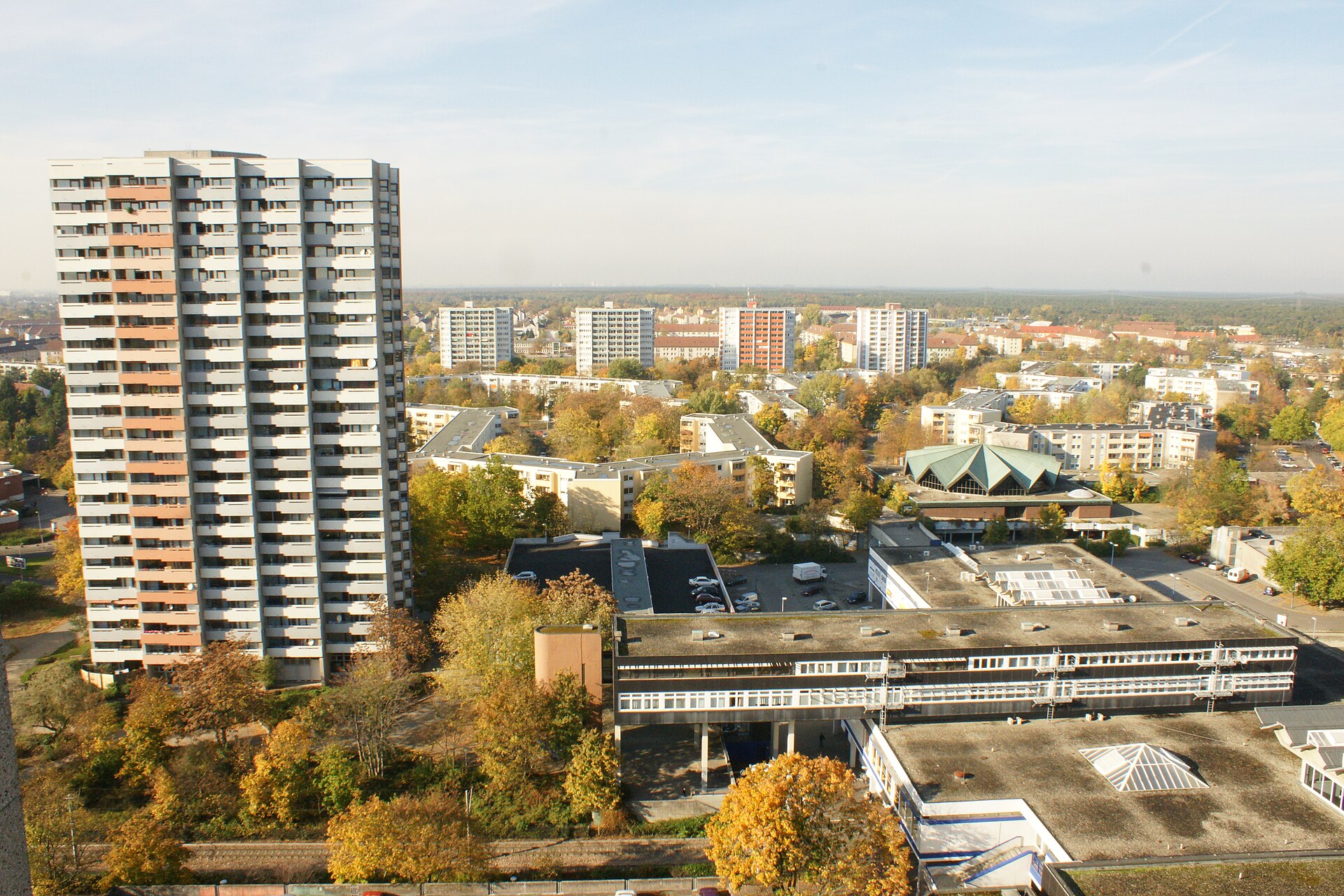 Hotelunterkunft im Stadtteil Vogelstang, Mannheim – Moderne Großsiedlung mit Einkaufszentrum und preiswerten Hotels.