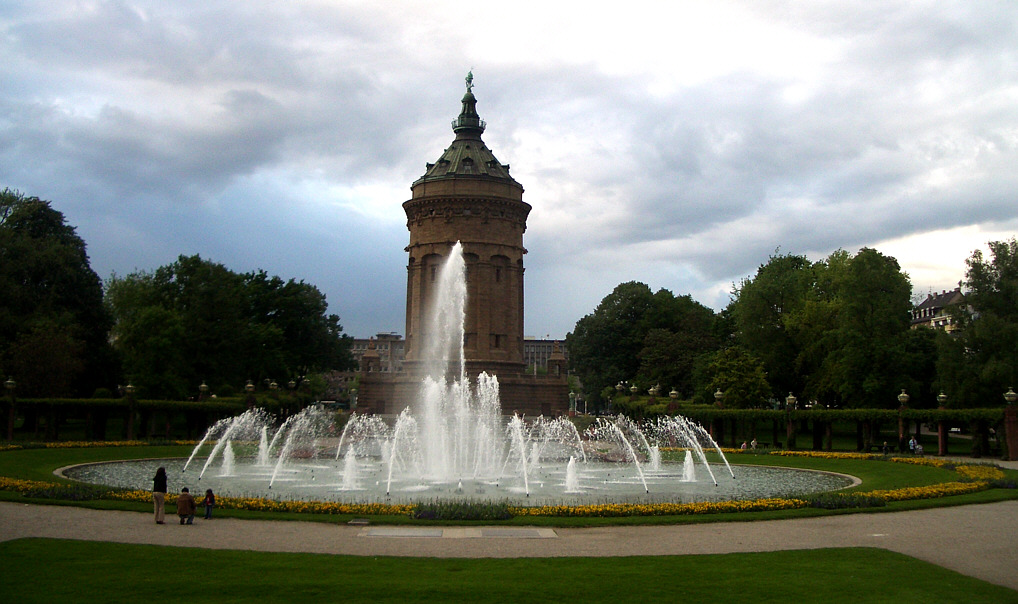 Mannheimer Wasserturm am Friedrichsplatz bei Abendstimmung